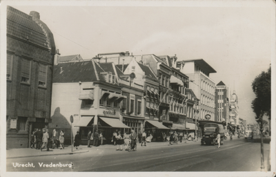 865066 Gezicht op de bebouwing aan de noordzijde van het Vredenburg te Utrecht, met links de ingang van de Willemstraat ...